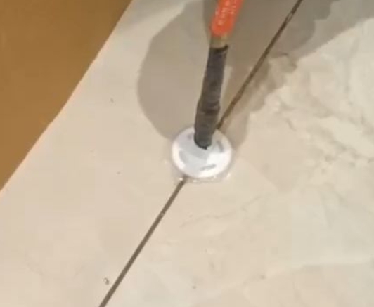 同江瓷砖空鼓维修公司专业解答瓷砖在铺贴过程中，如果没有涂抹均匀到位的粘结材料（如水泥砂浆或瓷砖胶），可能会导致以下问题