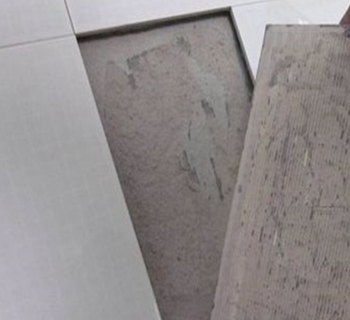 同江瓷砖空鼓维修公司分享瓷砖铺贴时如果打浆（即涂抹在瓷砖背面和基层上的砂浆或瓷砖胶）过少，会带来以下问题